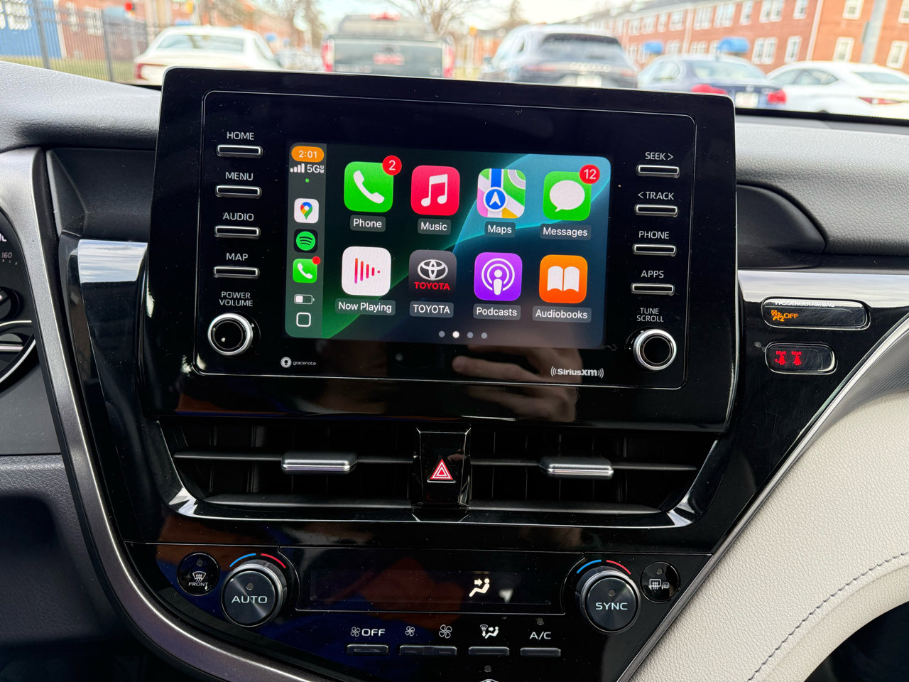 Used 2024 Toyota Camry SE image 9