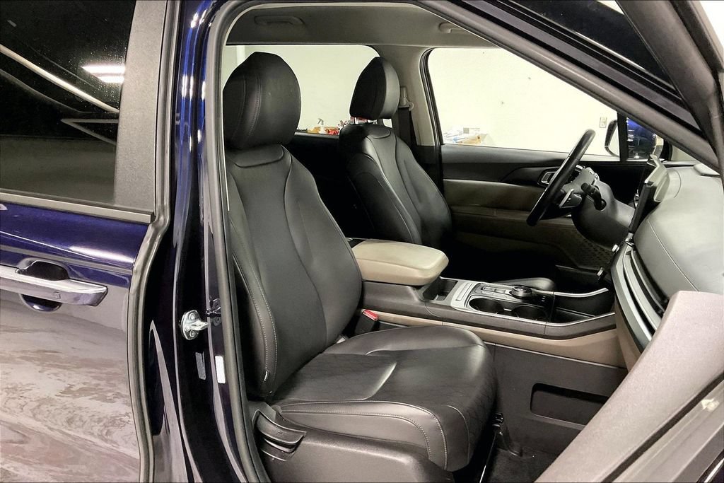 Used 2026 Kia Carnival LXS FWD image 9