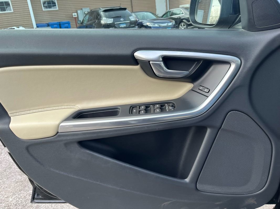 Used 2017 Volvo V60 T5 Premier w/ Convenience Package image 17