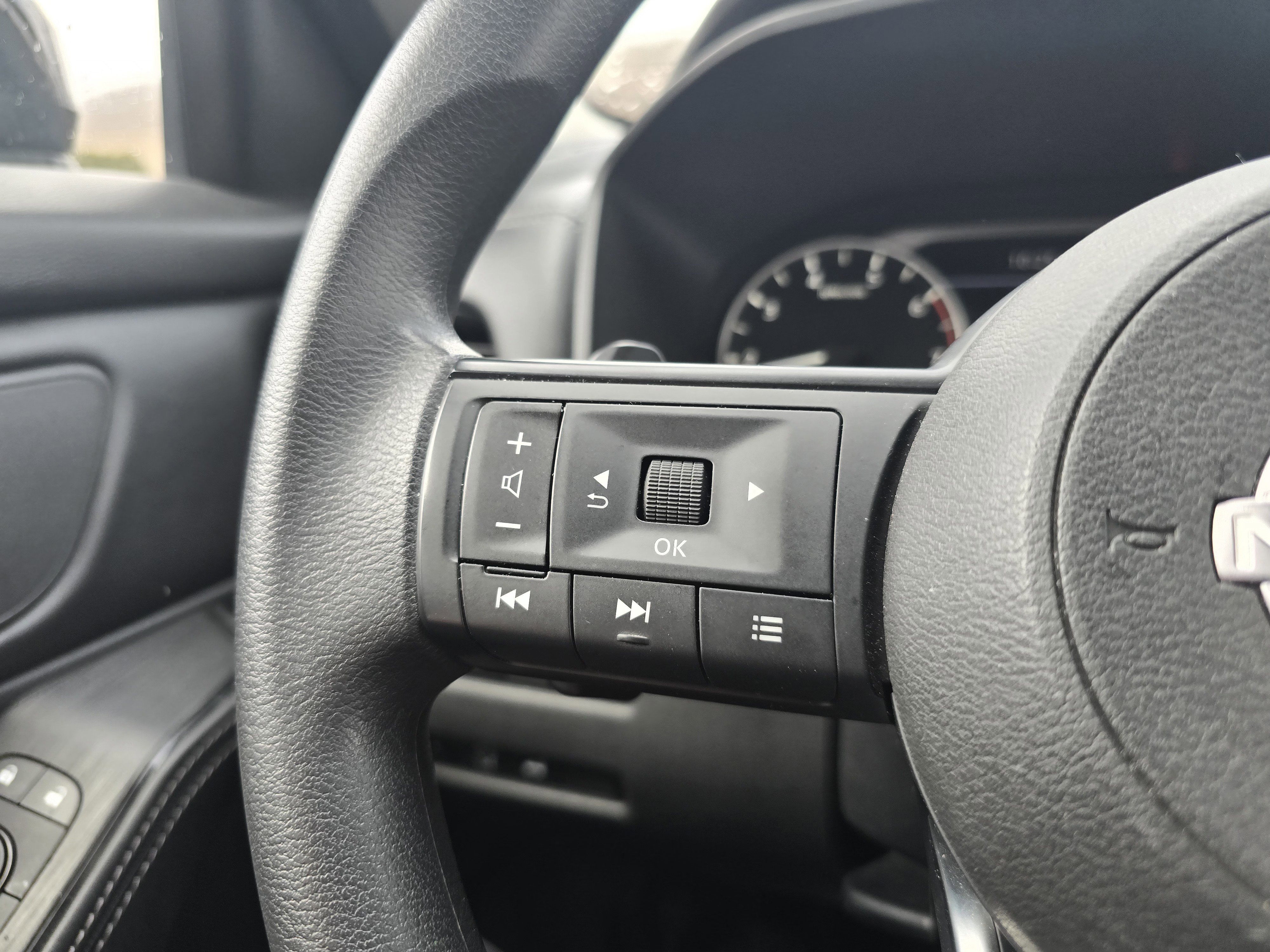 Used 2024 Nissan Rogue SV image 19