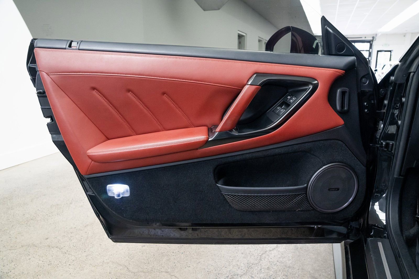 Used 2017 Nissan GT-R Premium w/ Premium Interior Package image 21