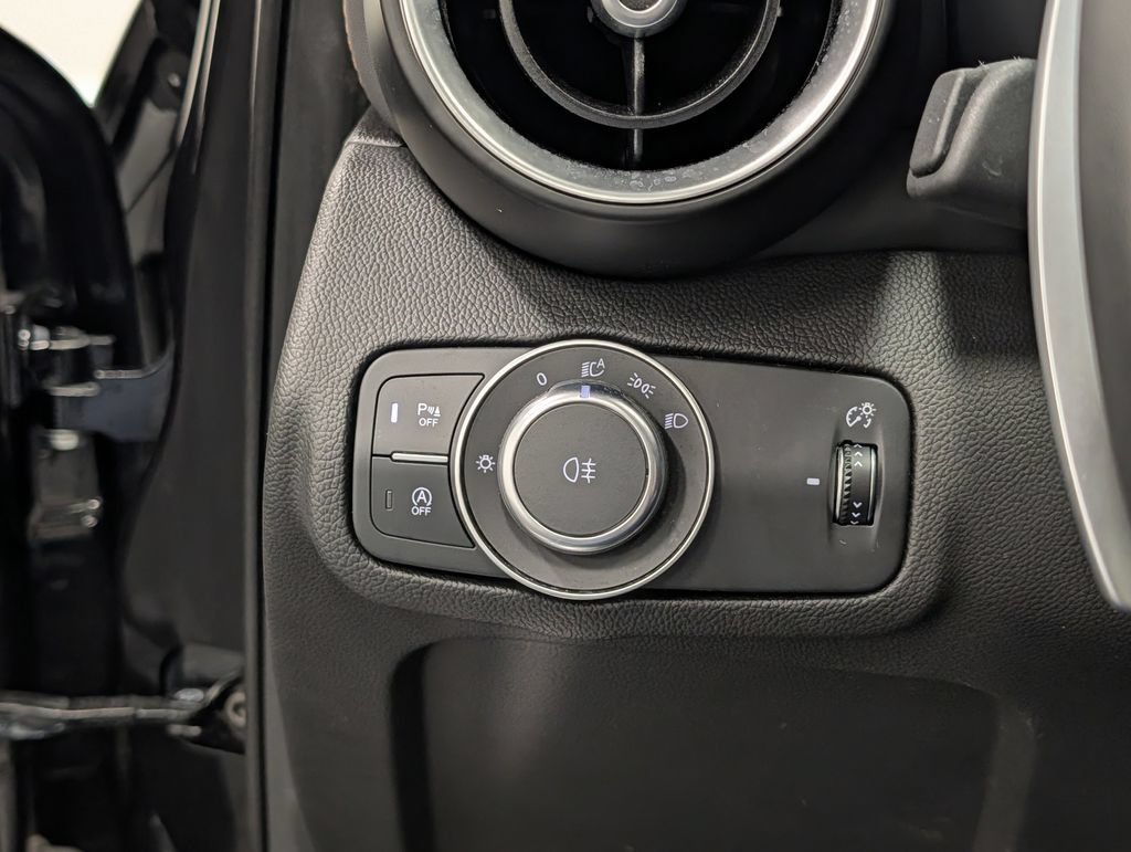 Used 2025 Alfa Romeo Giulia AWD w/ Driving Assist Package image 21