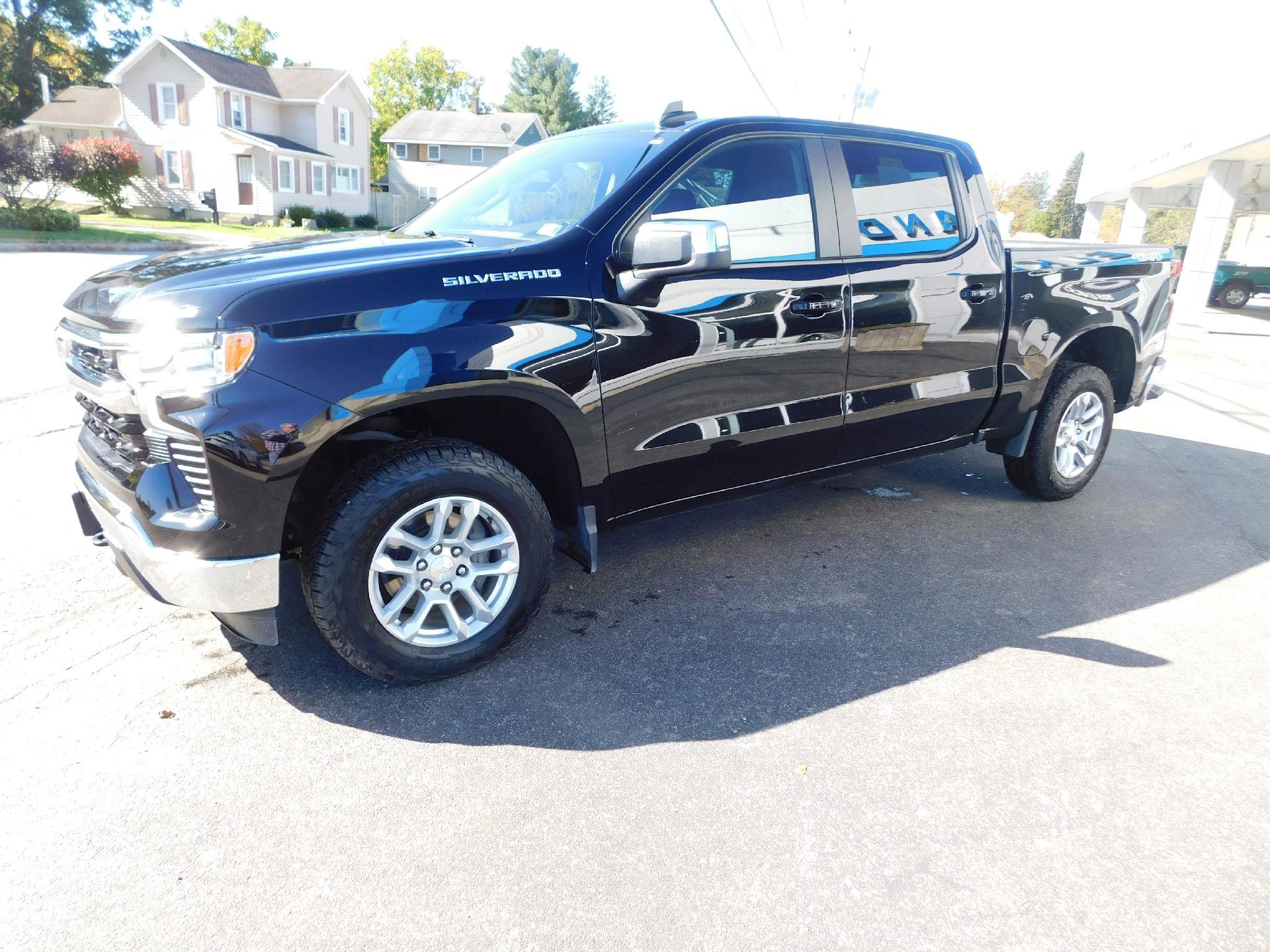 Used 2024 Chevrolet Silverado 1500 LT image 3