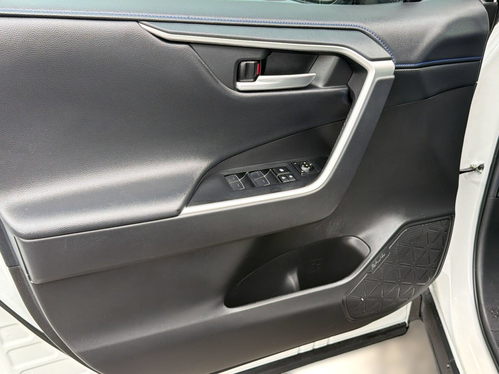 Used 2023 Toyota RAV4 XSE AWD/4WD image 14