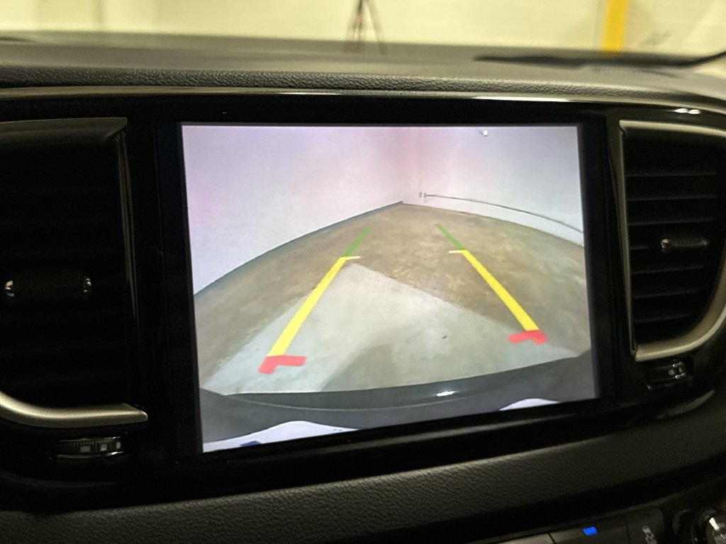 Used 2023 Chrysler Pacifica Touring-L FWD image 15