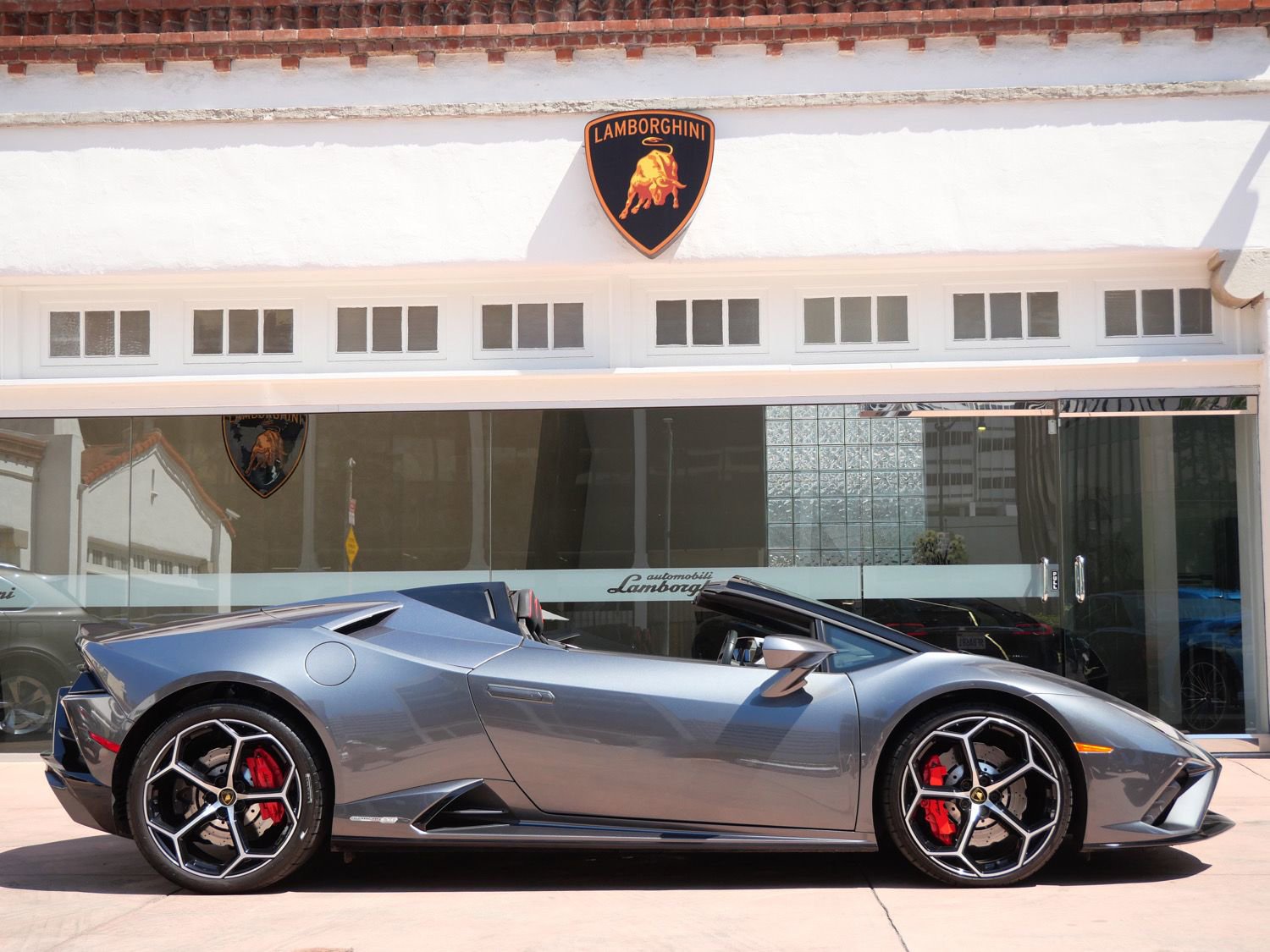 Used 2021 Lamborghini Huracan EVO RWD image 2