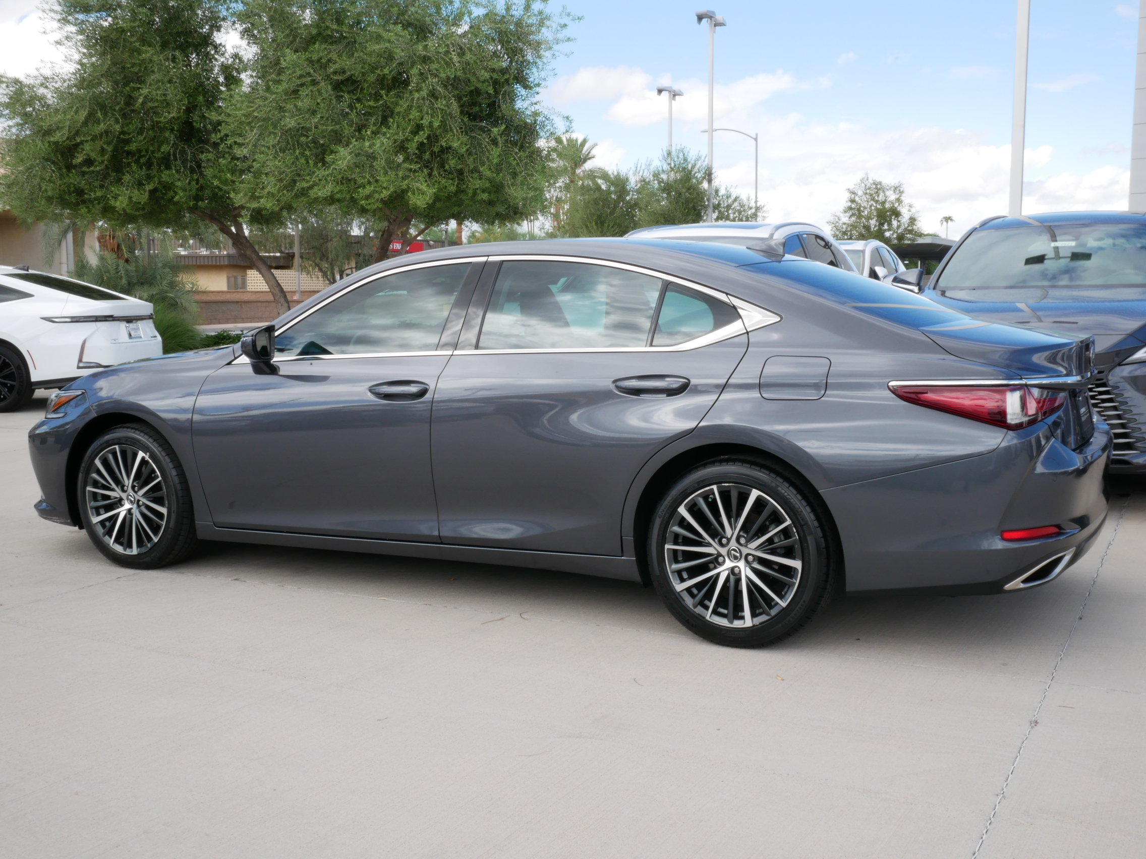 Used 2023 Lexus ES 350 w/ Premium Package FWD image 5