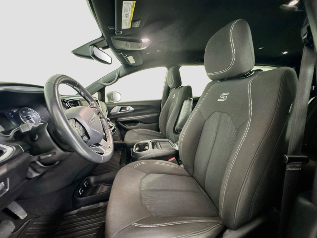 Used 2020 Chrysler Pacifica Touring w/ S Appearance Package FWD image 12