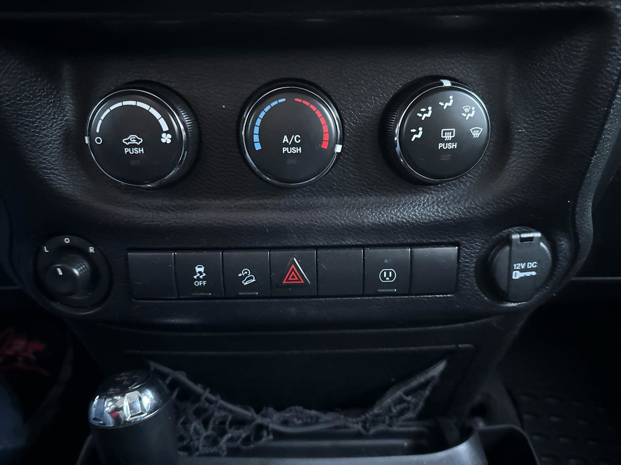 Used 2015 Jeep Wrangler Unlimited Sahara w/ Connectivity Group AWD/4WD image 23
