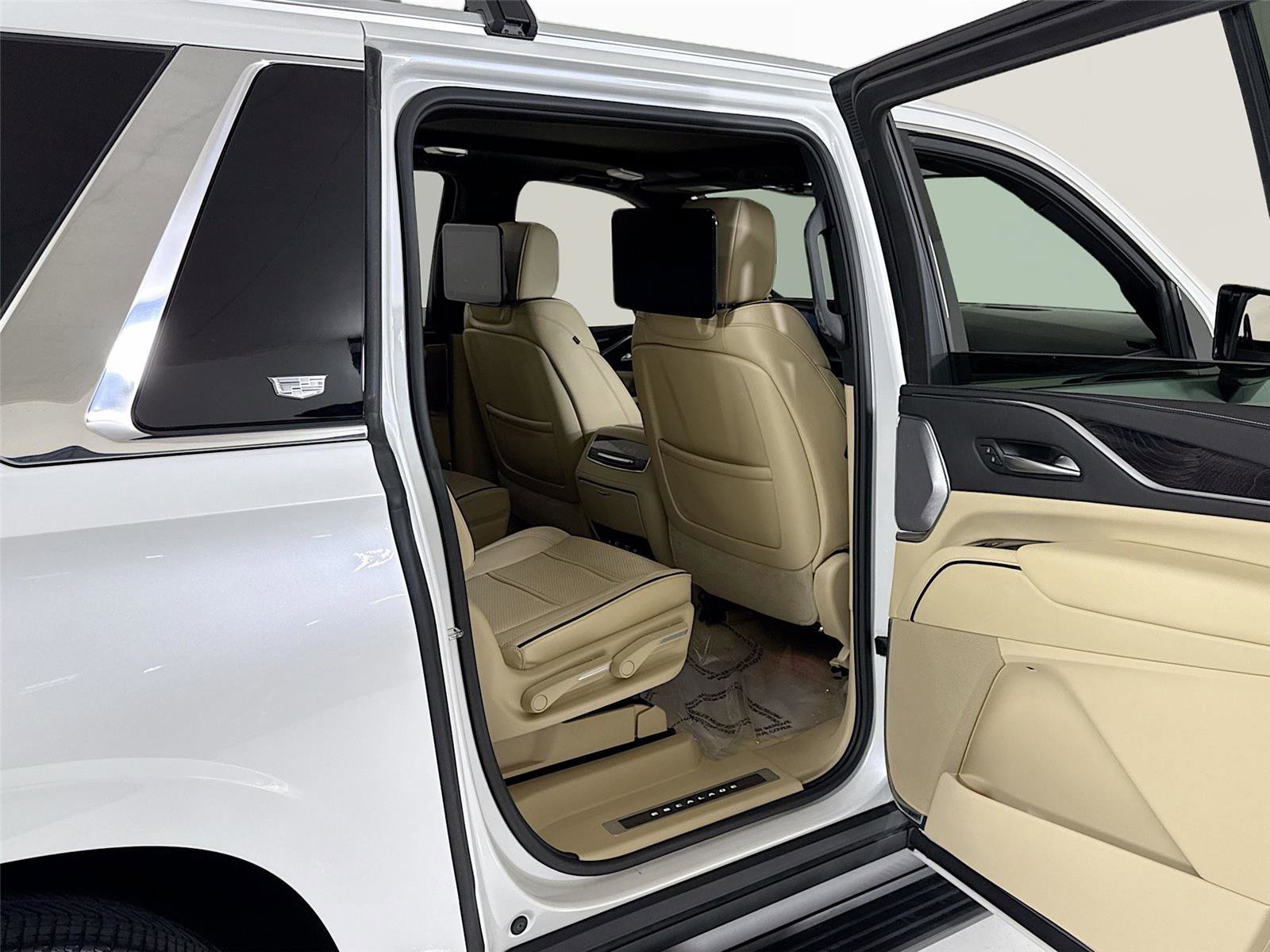 Used 2024 Cadillac Escalade ESV Premium Luxury w/ Performance Package AWD/4WD image 32