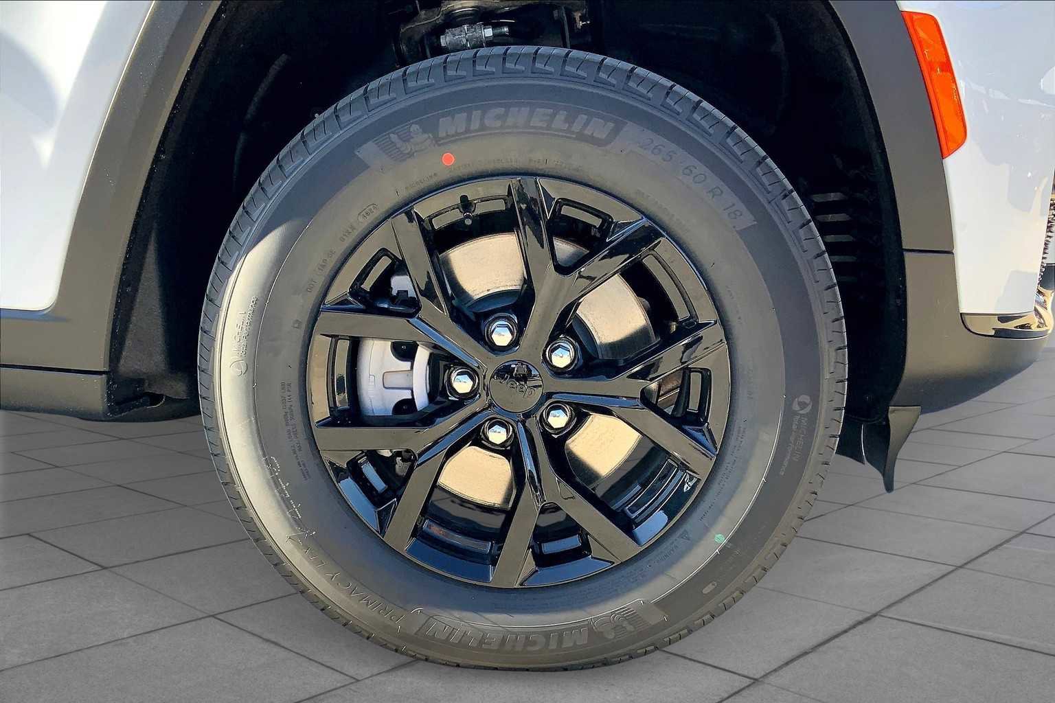 New 2025 Jeep Grand Cherokee L Laredo image 11