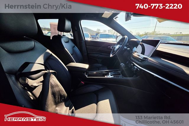 Used 2025 Jeep Compass Latitude w/ Altitude Special Edition image 19