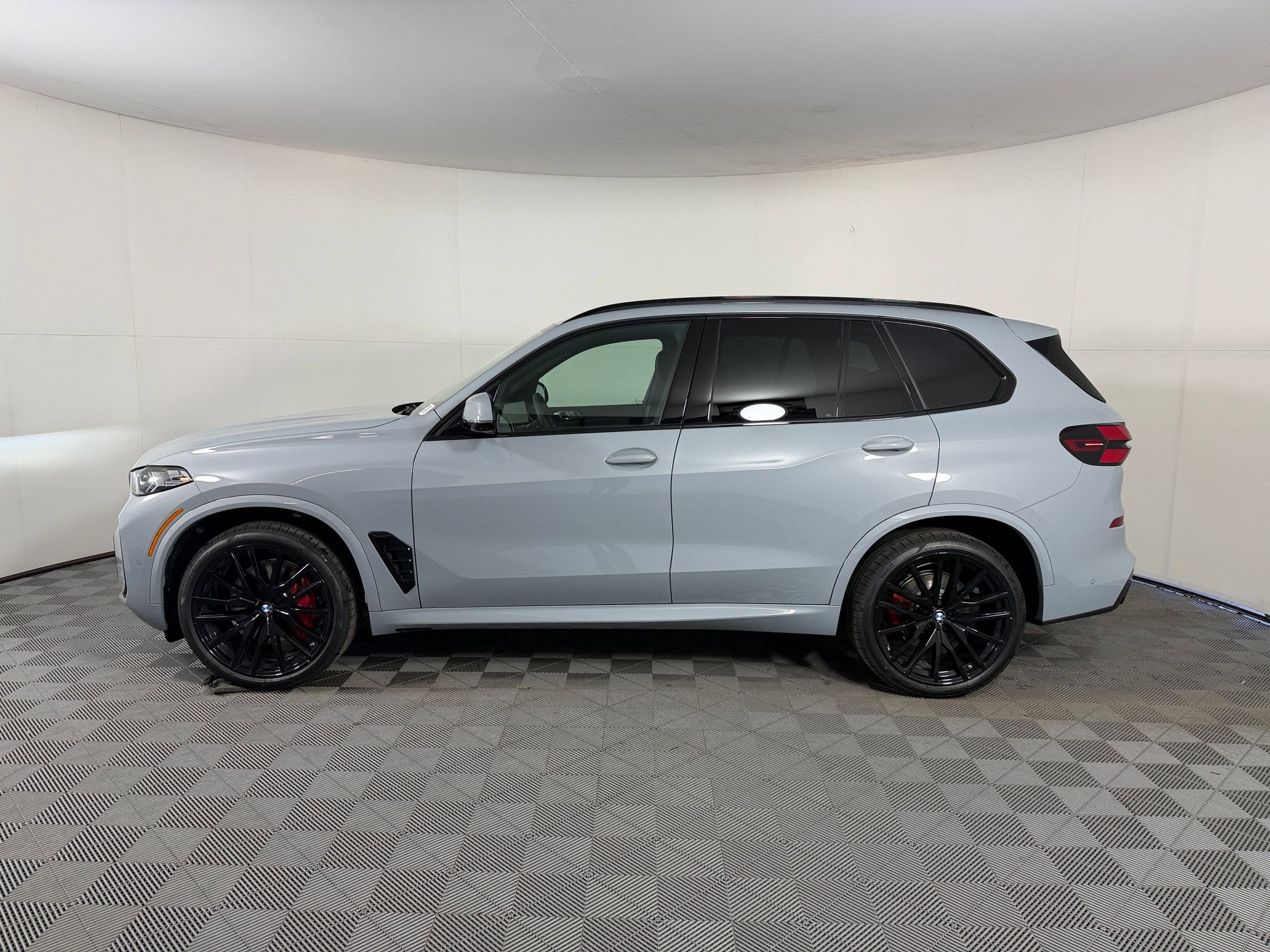New 2026 BMW X5 sDrive40i w/ M Sport Package RWD image 2
