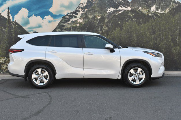 Used 2025 Toyota Highlander LE AWD/4WD image 2