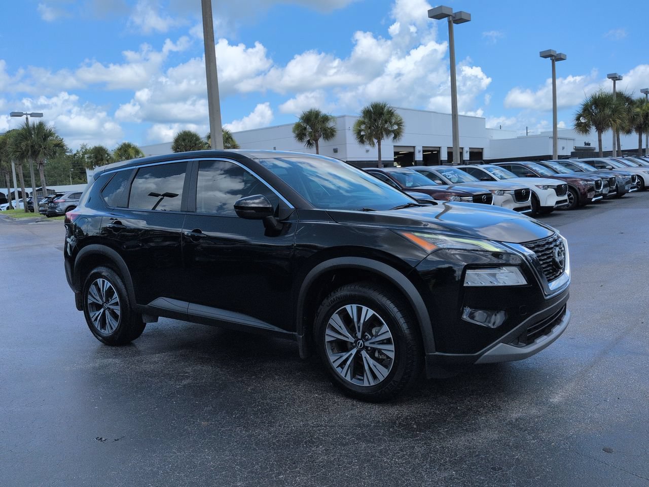 Used 2022 Nissan Rogue SV FWD image 2
