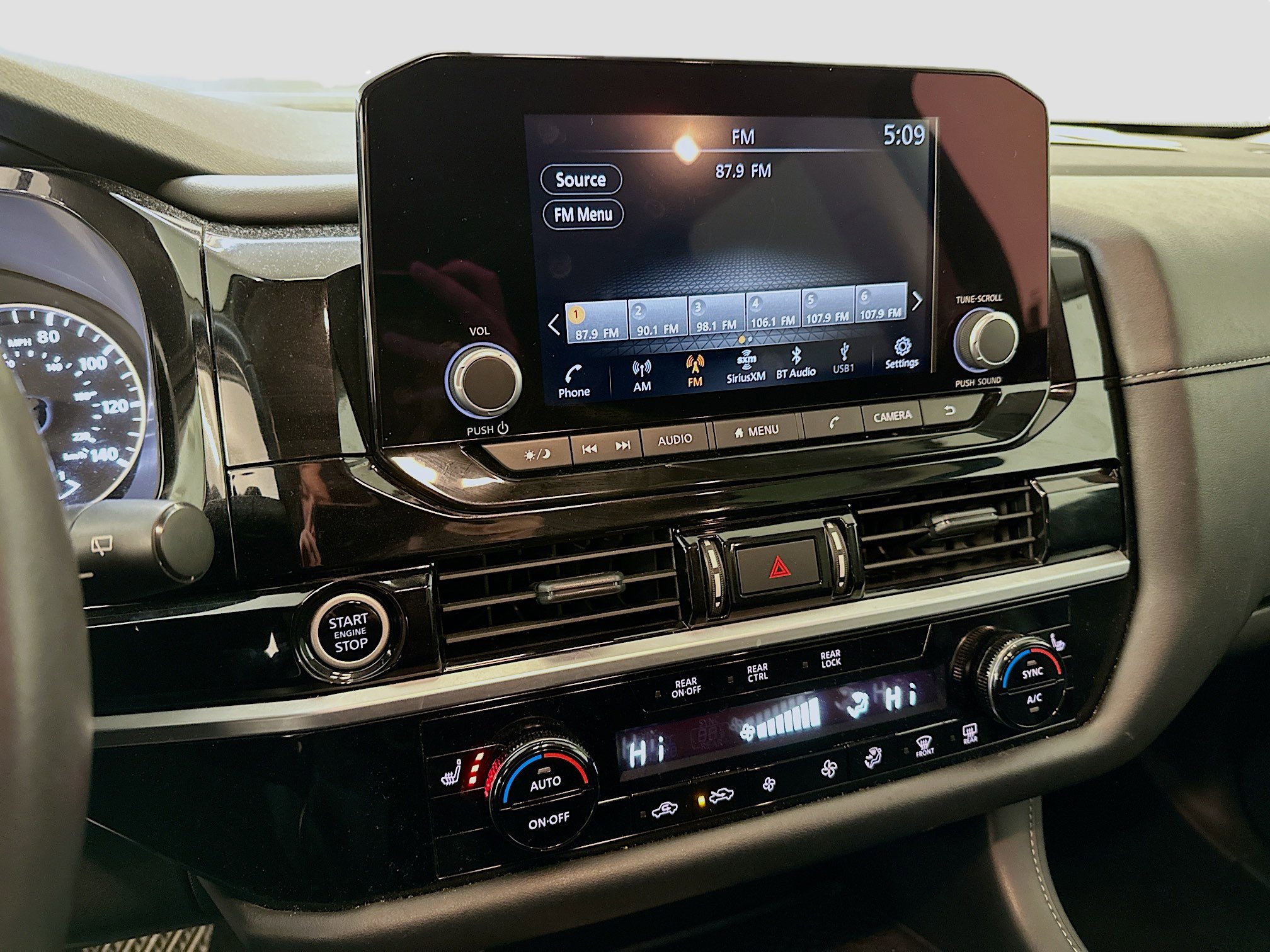 Used 2024 Nissan Pathfinder SV image 25