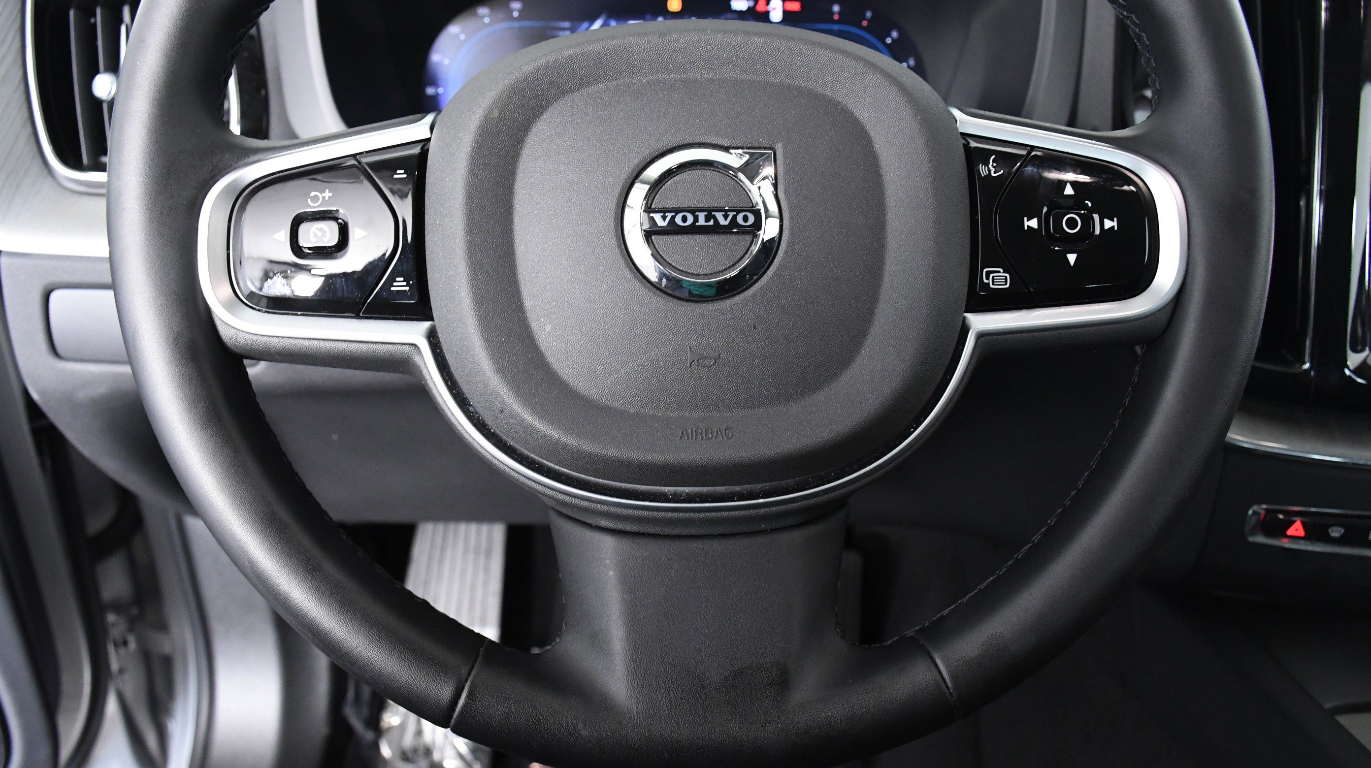 Used 2025 Volvo XC60 B5 Plus image 10