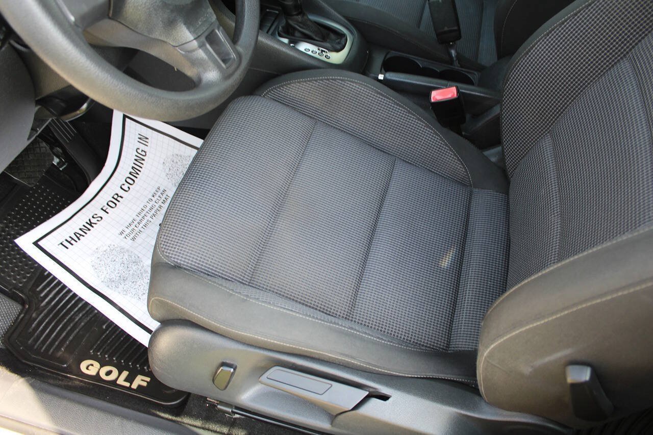 Used 2011 Volkswagen Golf 4-Door FWD image 18