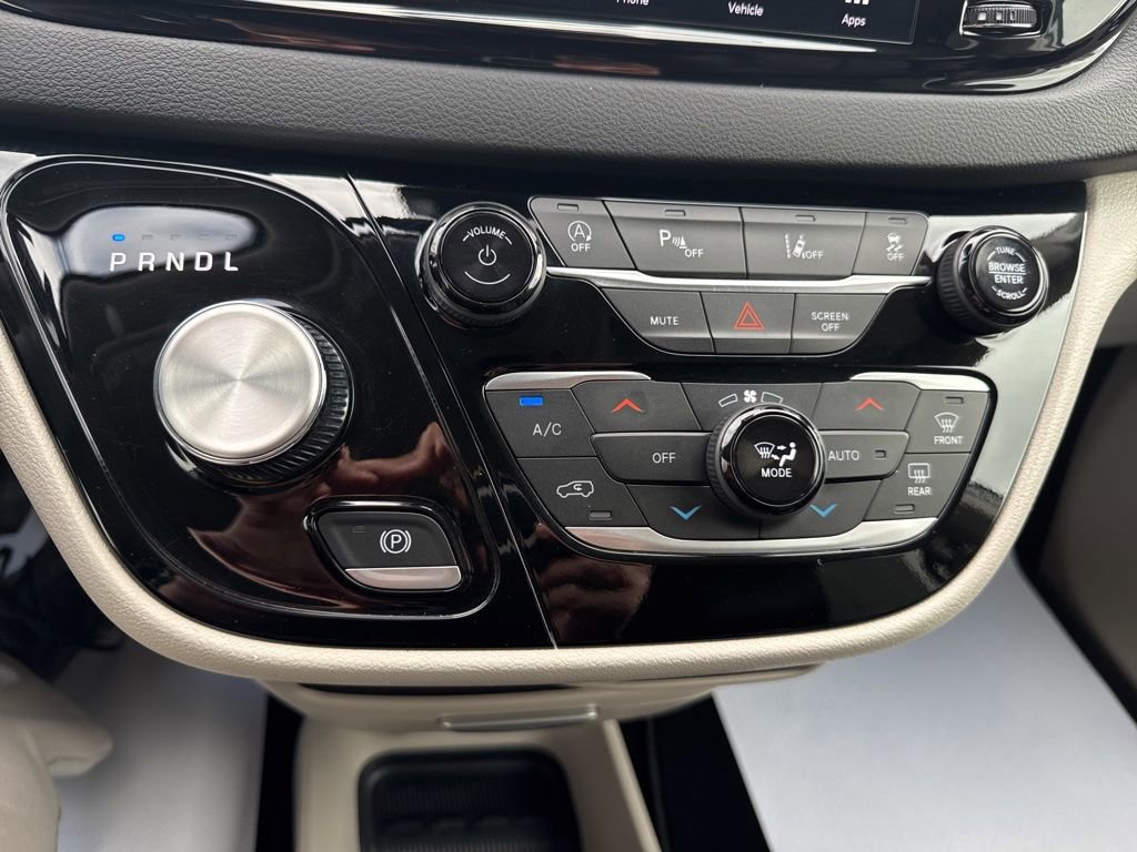 Used 2024 Chrysler Pacifica Touring-L image 17