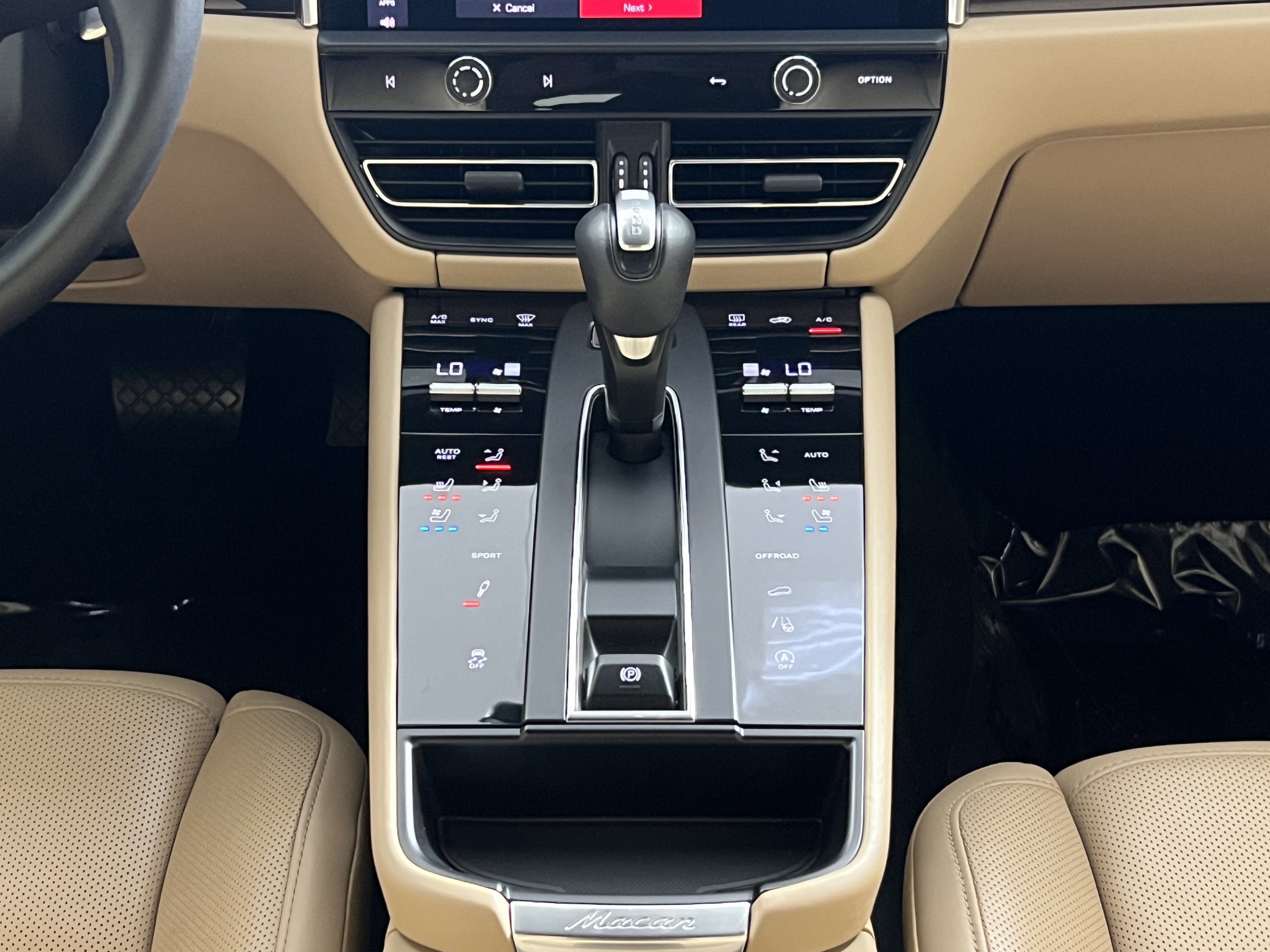 Certified 2024 Porsche Macan S AWD/4WD image 20