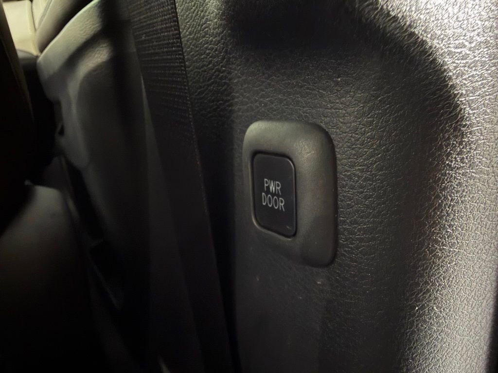 Used 2024 Toyota Sienna Platinum FWD image 32