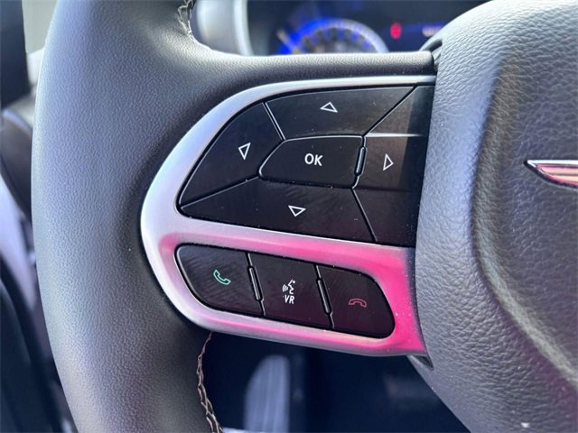 Used 2025 Chrysler Pacifica Select image 17