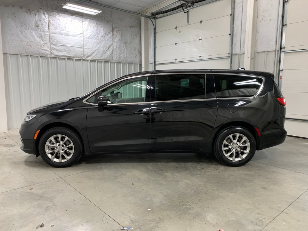 Used 2023 Chrysler Pacifica Touring-L w/ Uconnect Theater Family Group AWD/4WD image 4