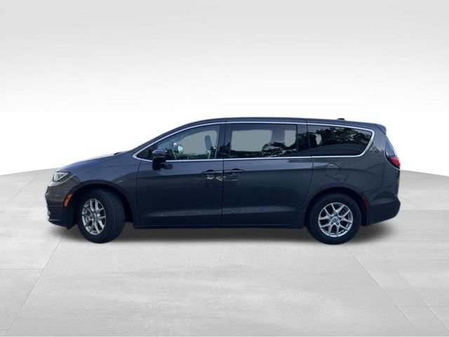Used 2023 Chrysler Pacifica Touring-L FWD image 4