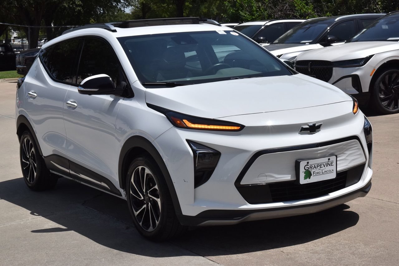 Used 2023 Chevrolet Bolt EUV Premier w/ Sun & Sound Package FWD image 4