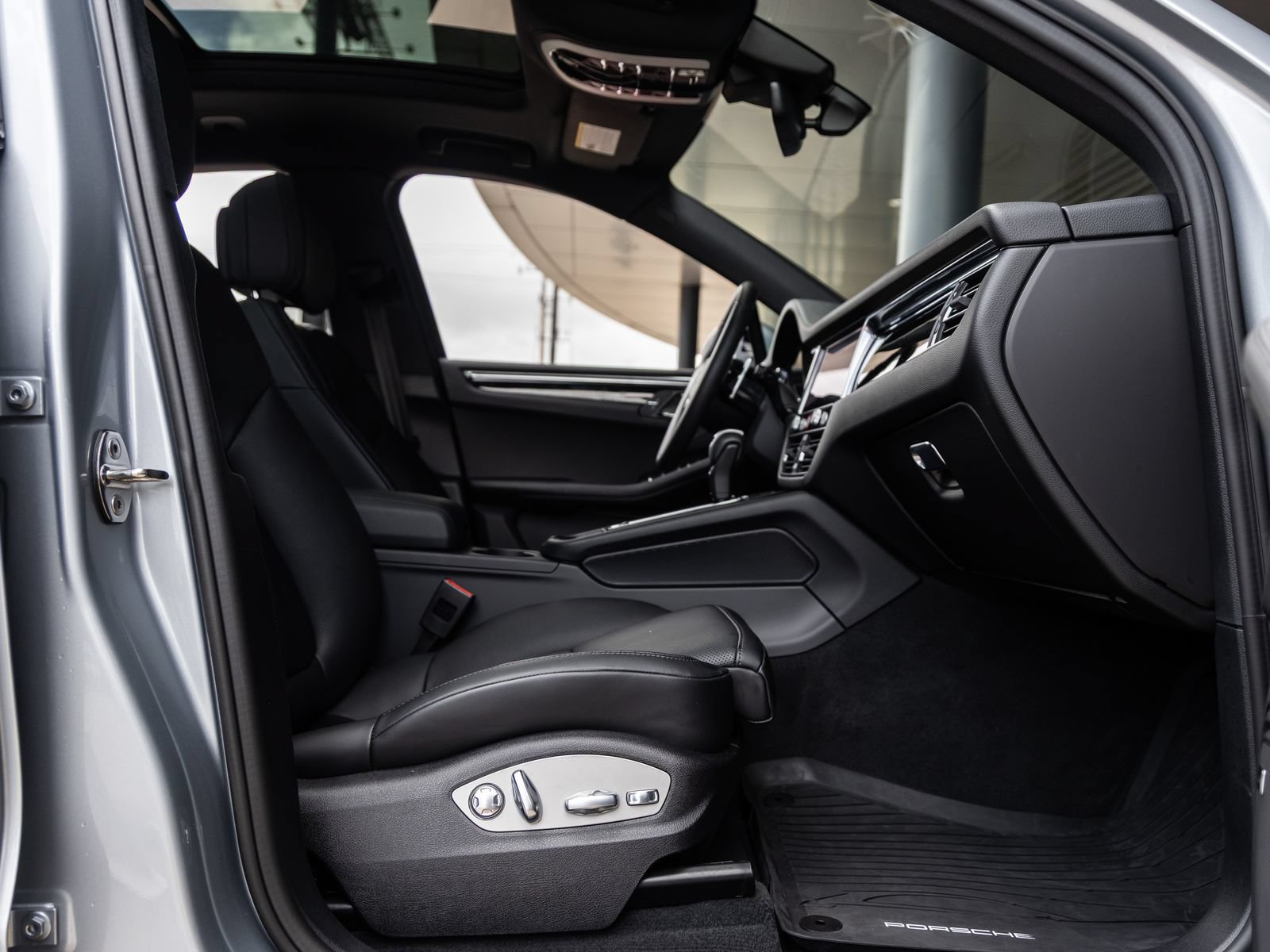 Certified 2026 Porsche Macan AWD/4WD image 43
