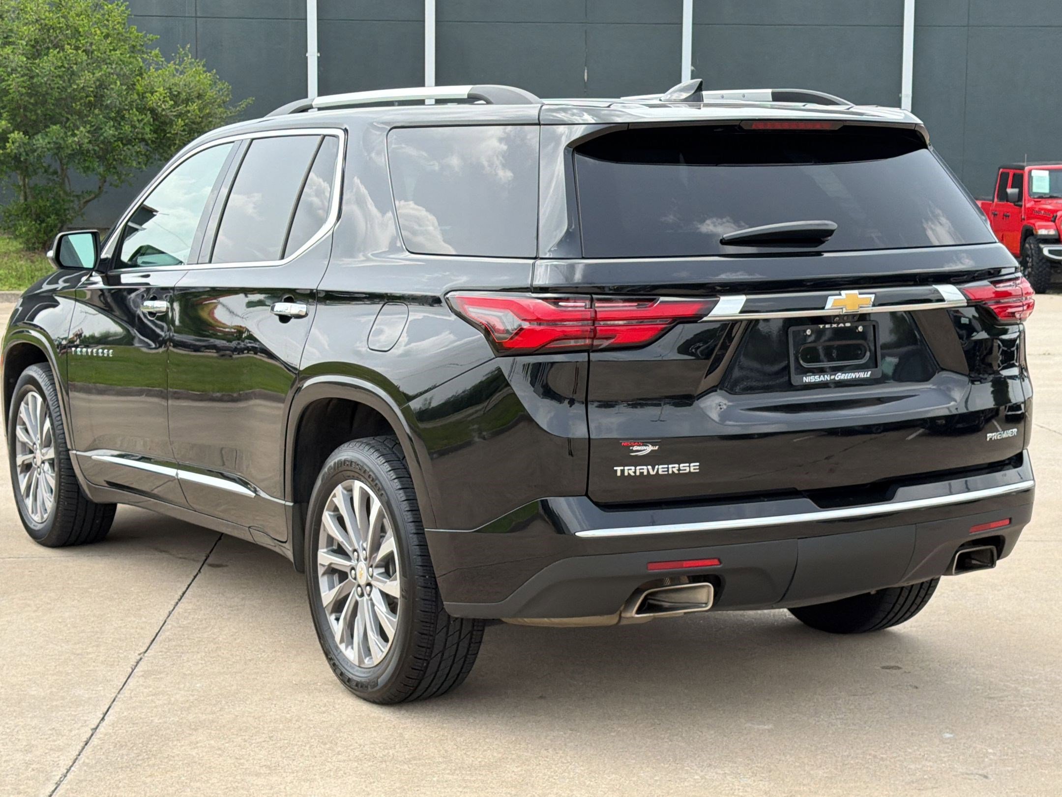 Used 2023 Chevrolet Traverse Premier FWD image 3