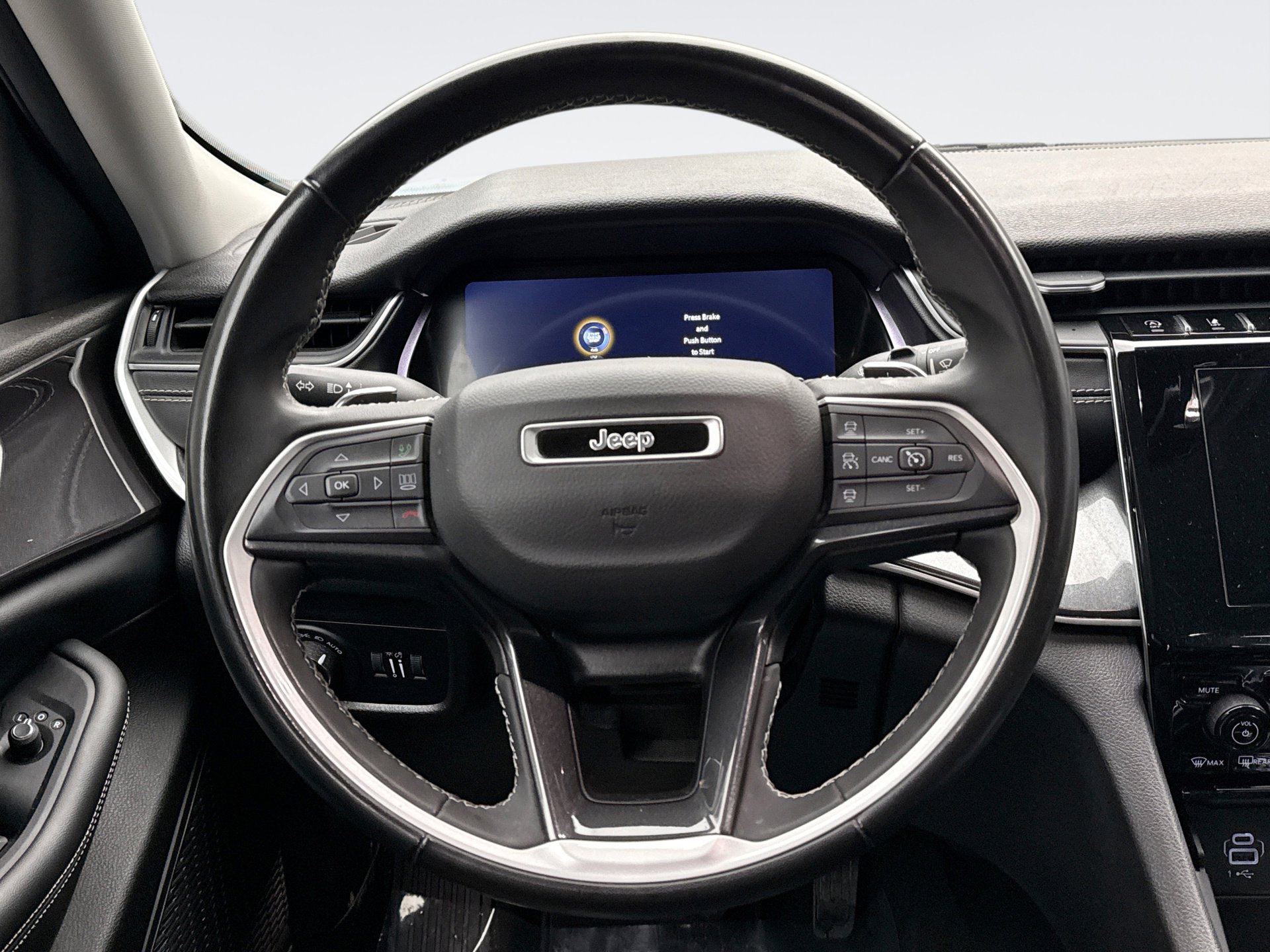 Used 2023 Jeep Grand Cherokee Laredo image 12