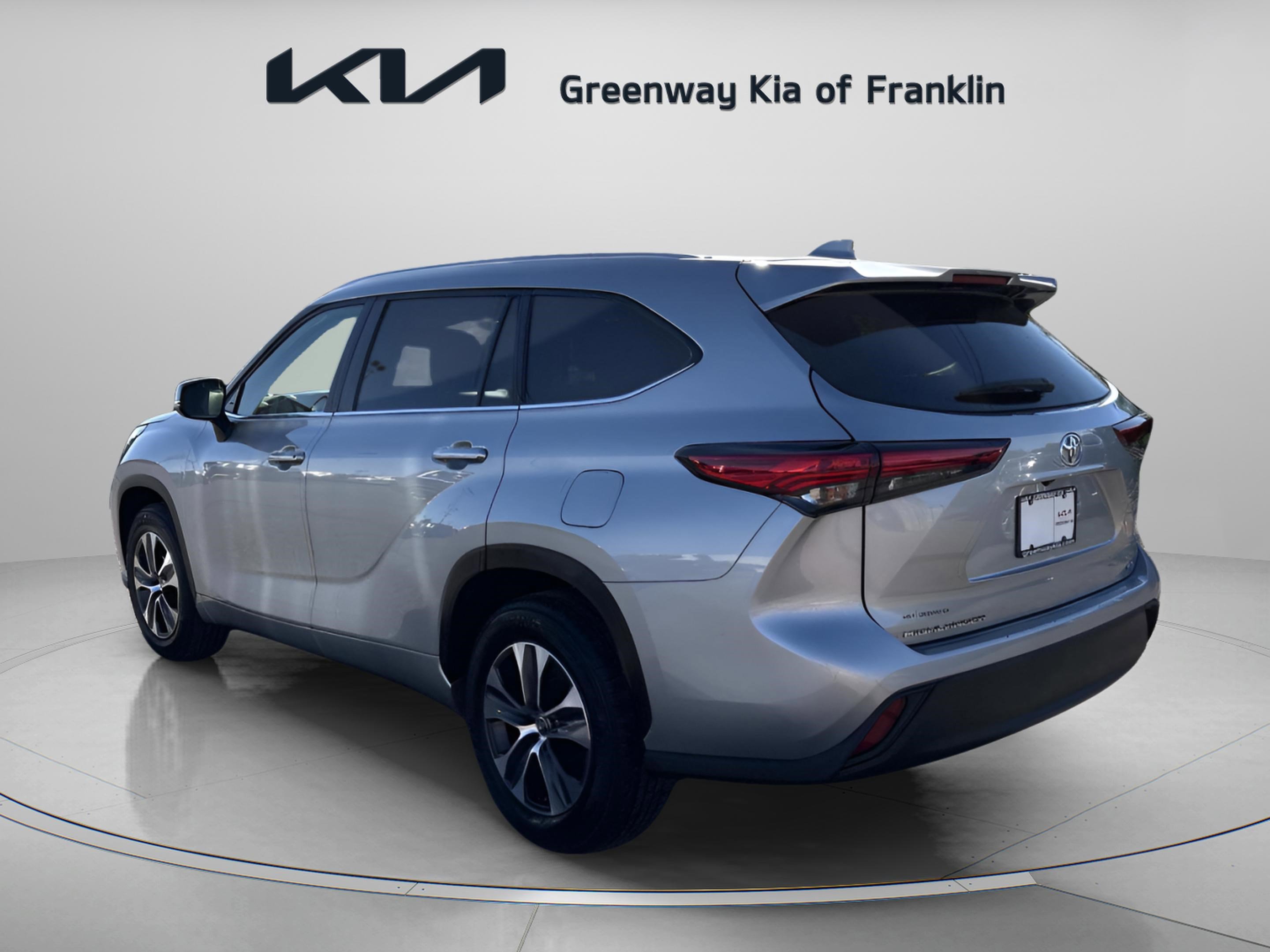 Used 2023 Toyota Highlander XLE image 5