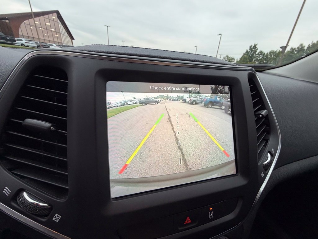 Used 2022 Jeep Cherokee Latitude AWD/4WD image 21
