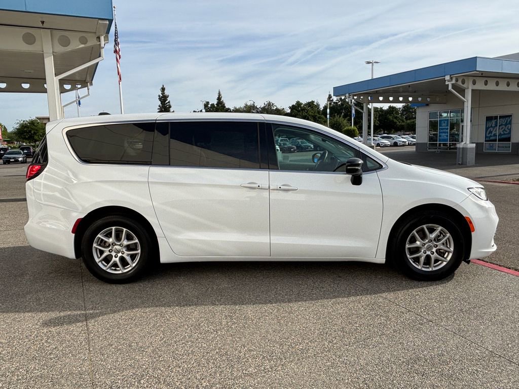 Used 2024 Chrysler Pacifica Touring-L FWD image 4