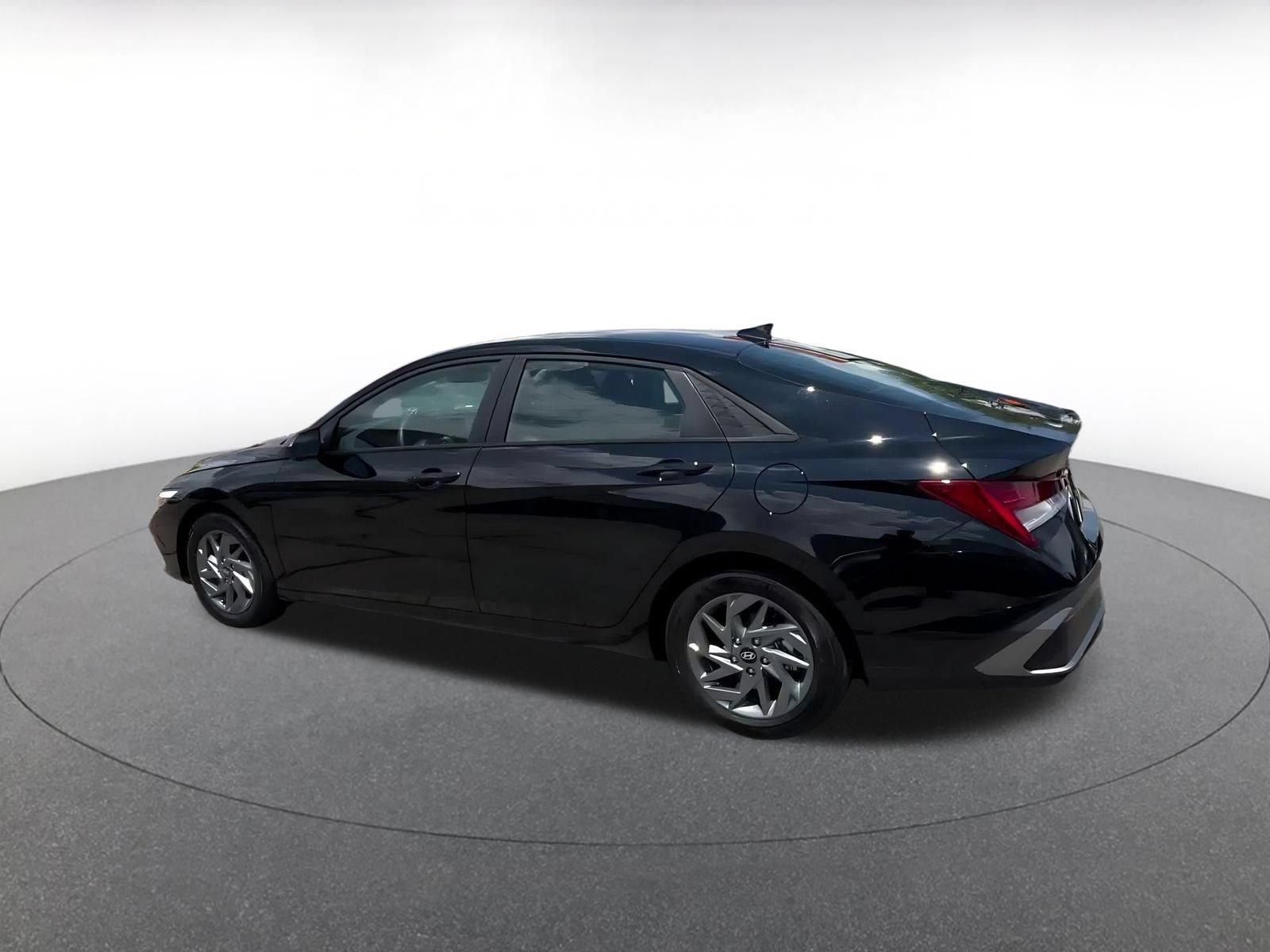 Used 2026 Hyundai Elantra Hybrid FWD image 9