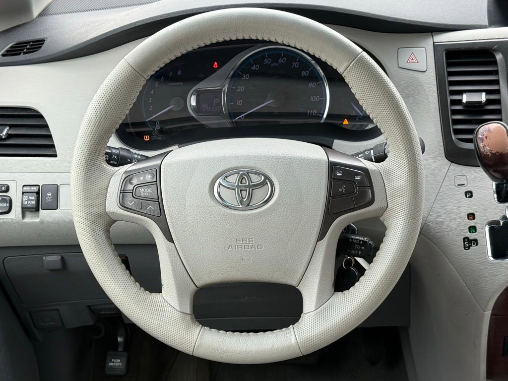 Used 2013 Toyota Sienna XLE image 26