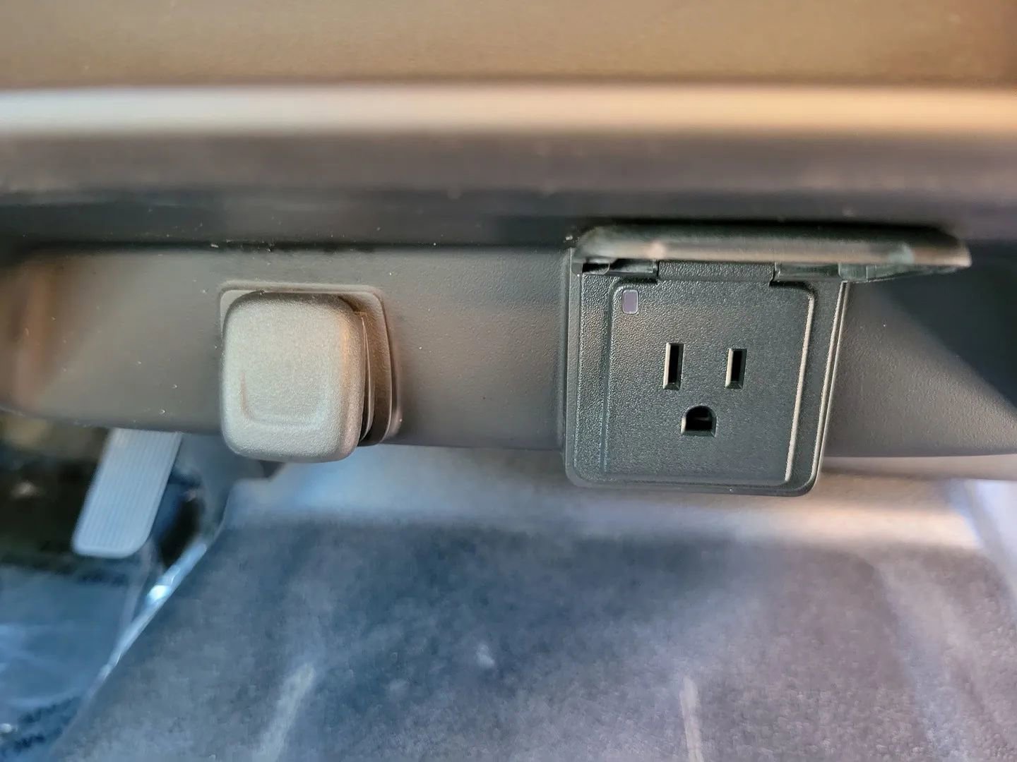 Used 2016 Chevrolet Tahoe 4WD w/ Remote Keyless Entry Package image 16