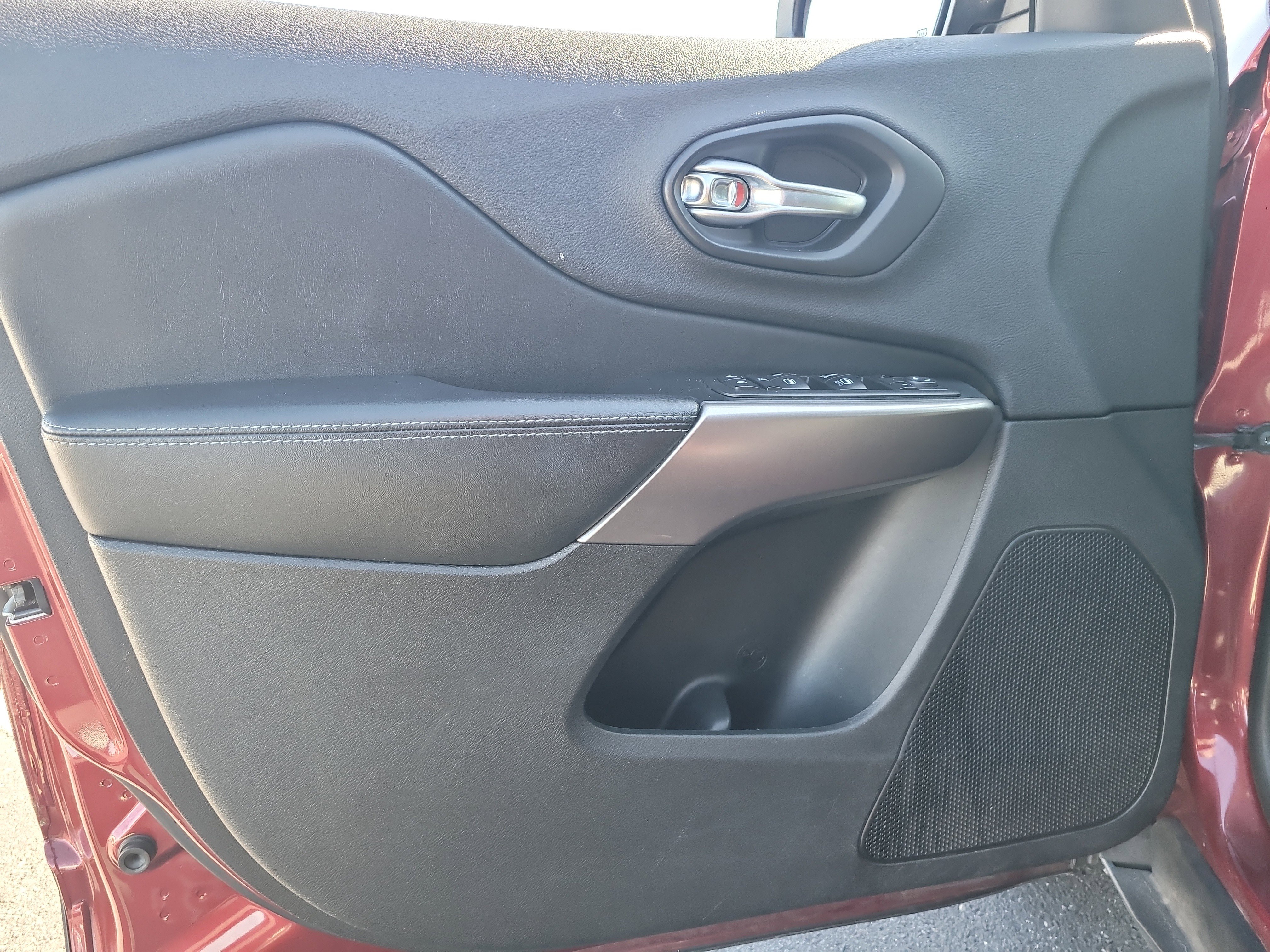 Used 2019 Jeep Cherokee Latitude w/ Popular Appearance Group image 14