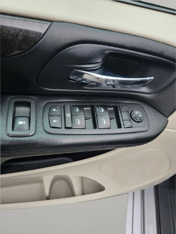 Used 2014 Dodge Grand Caravan SXT FWD image 29