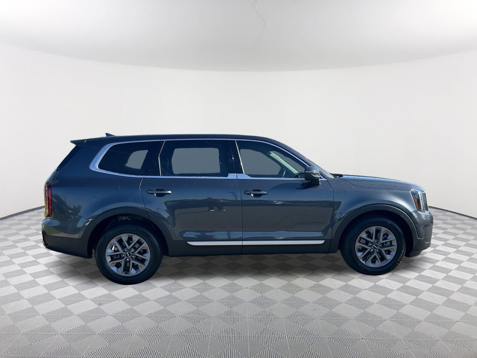 Used 2024 Kia Telluride LX FWD image 4