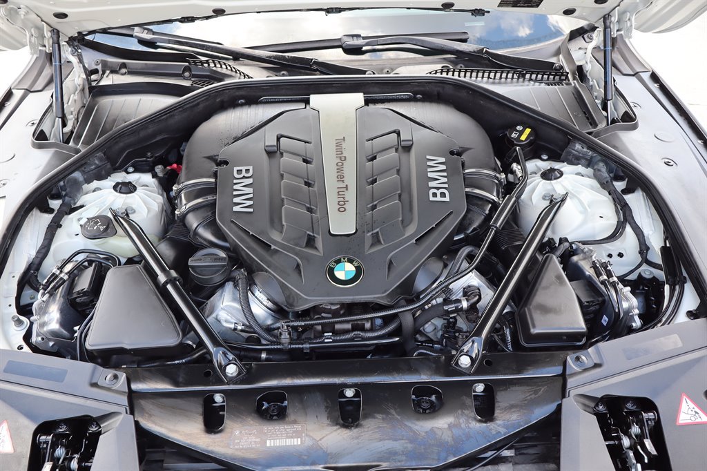 Used 2015 BMW 750i RWD image 44