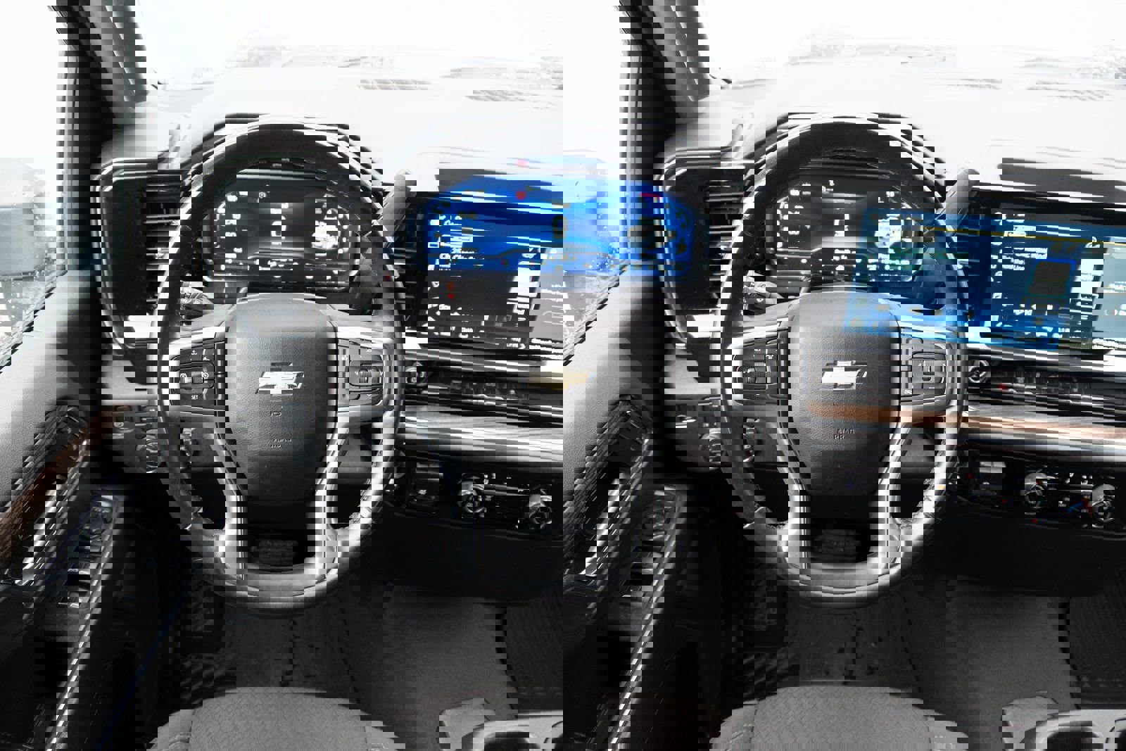 Used 2024 Chevrolet Silverado 3500 LT image 2