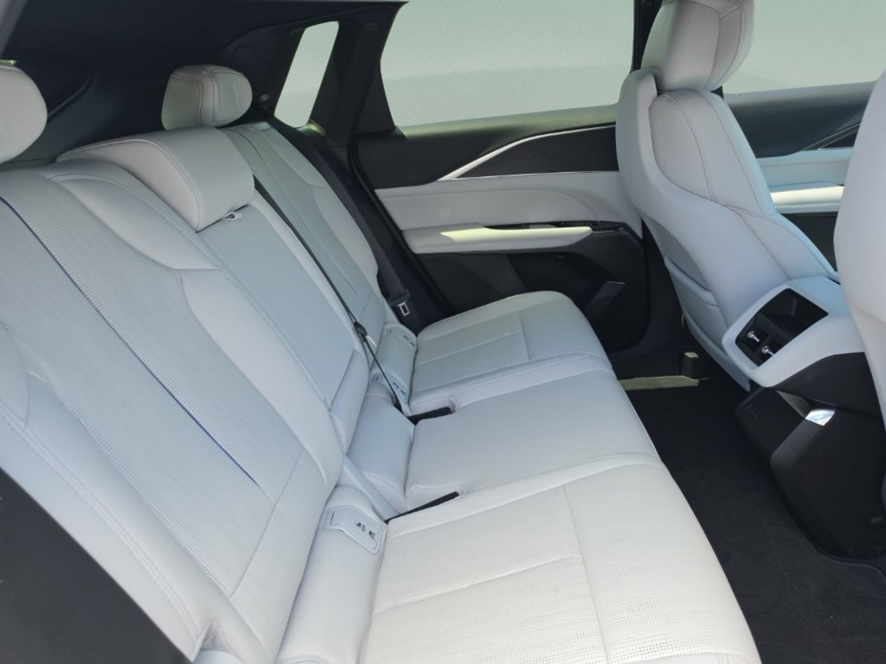 Used 2025 Cadillac Lyriq Luxury w/ LPO, Floor Liner Package AWD/4WD image 25