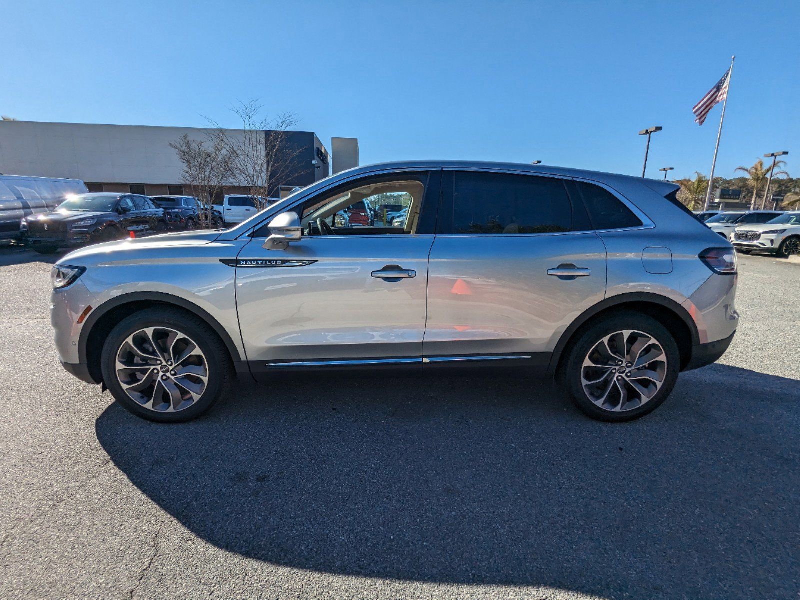 Used 2023 Lincoln Nautilus Reserve w/ Equipment Group 201A image 8