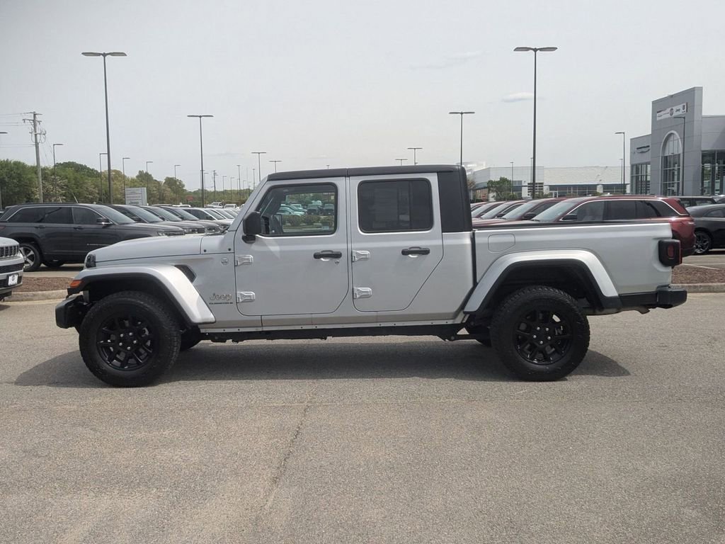Used 2023 Jeep Gladiator Overland image 2