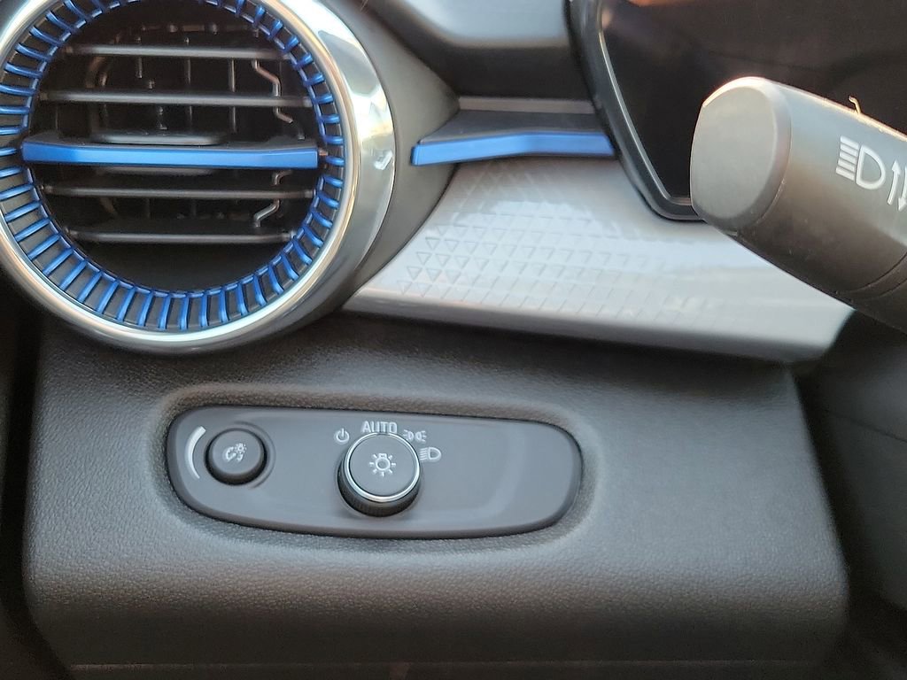 Used 2025 Chevrolet Trax LT w/ Driver Confidence Package image 14