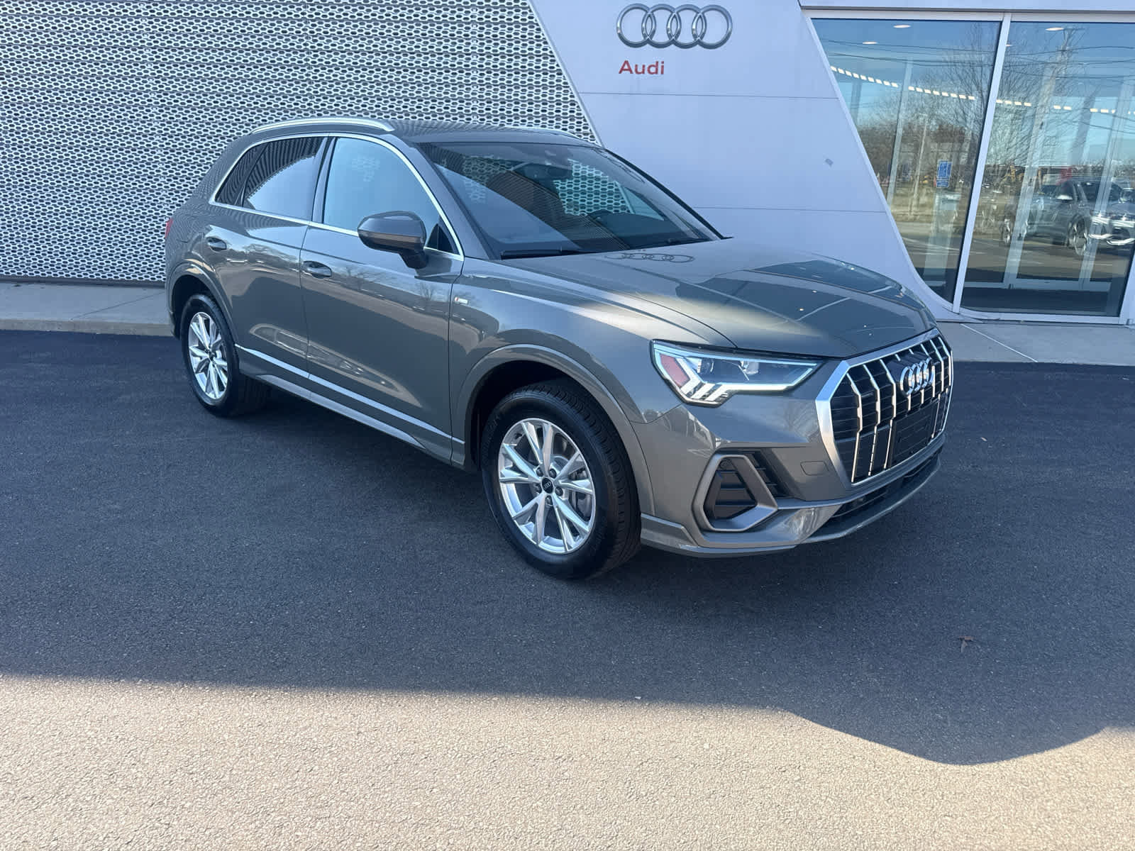 Used 2025 Audi Q3 2.0T Premium w/ Convenience Package image 2