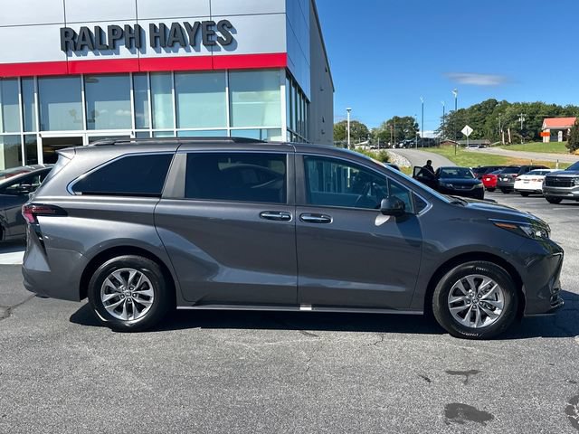 Used 2025 Toyota Sienna XLE FWD image 2