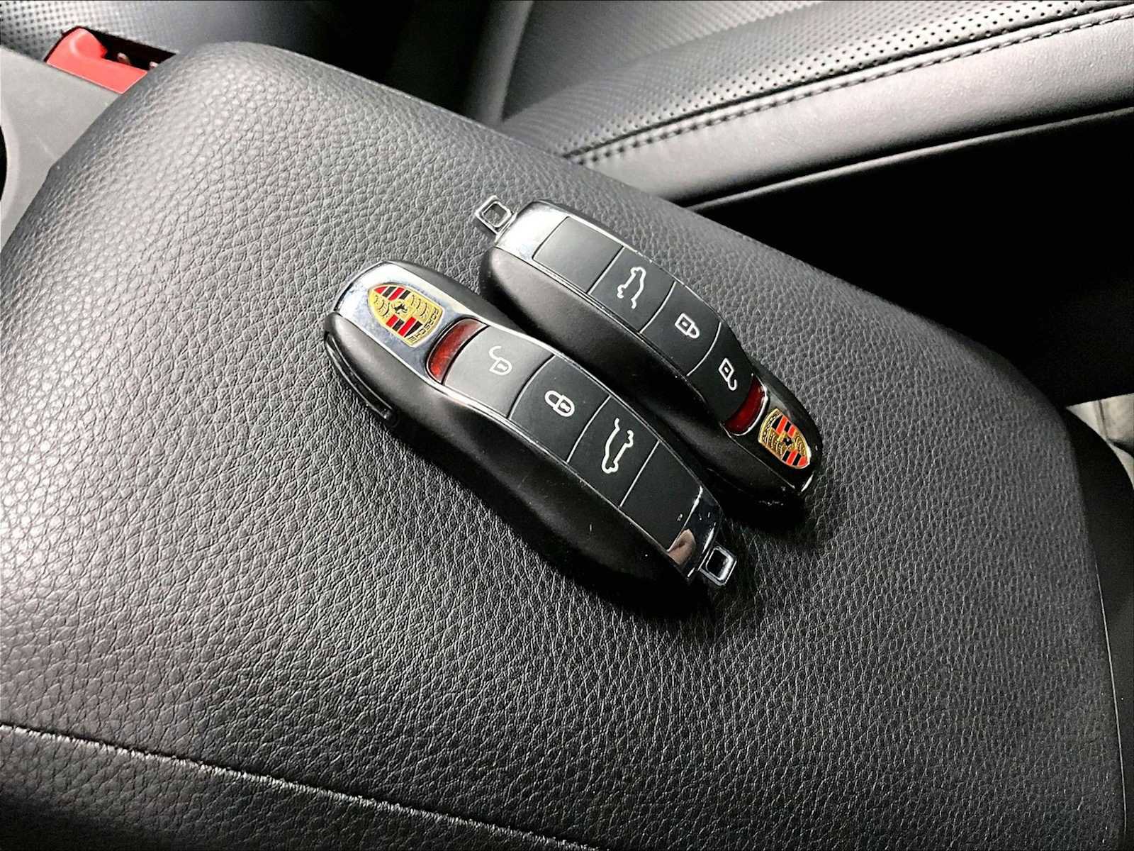 Used 2025 Porsche Macan w/ Premium Package Plus image 38